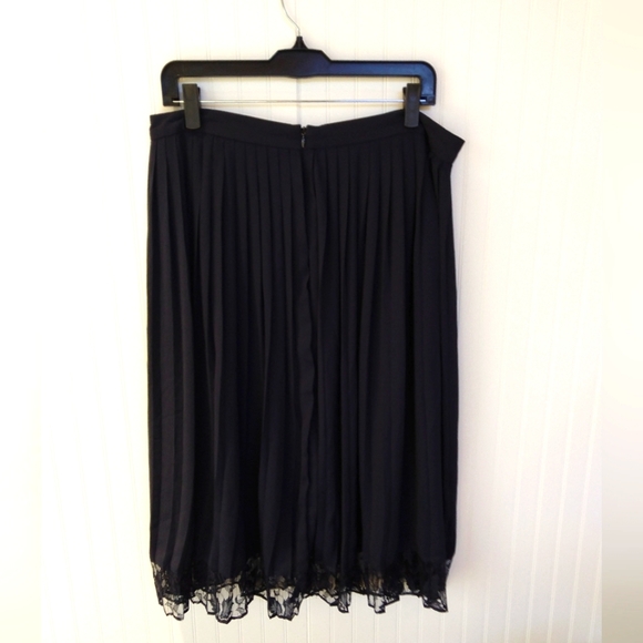Banana Republic Classic Pleated Lined Navy Skirt. Size 14. EUC - Picture 4 of 5